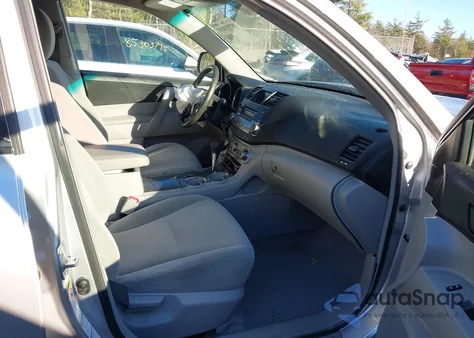 2010 Toyota Highlander Base V6 z USA, uszkodzony, nr VIN 5TDBK3EH2AS004536